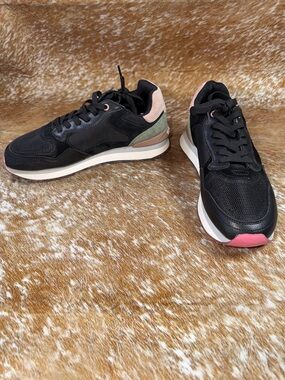 Hoff Sneakers Beirut EUC Worn Once Women sz 7.5 / EU 38 Black Leather Suede Pink